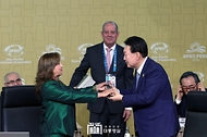 11월 16일 윤석열 대통령은 APEC 세션 2 리트리트에 참석했습니다.