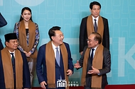 11월 16일 윤석열 대통령은 아시아태평양경제협력체(APEC) 정상 단체사진촬영에서 각국 정상들과 함께 기념 촬영을 하였습니다.