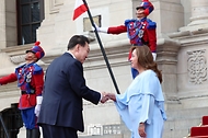 11월 16일 윤석열 대통령은 디나 볼루아르테 페루 대통령과 함께 페루 대통령궁 광장에서 개최된 공식환영식에 참석했습니다.