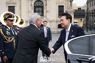 11월 16일 윤석열 대통령은 디나 볼루아르테 페루 대통령과 함께 페루 대통령궁 광장에서 개최된 공식환영식에 참석했습니다.