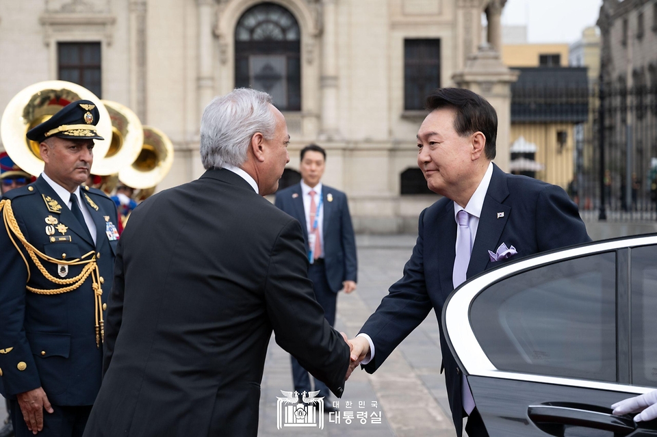 11월 16일 윤석열 대통령은 디나 볼루아르테 페루 대통령과 함께 페루 대통령궁 광장에서 개최된 공식환영식에 참석했습니다.