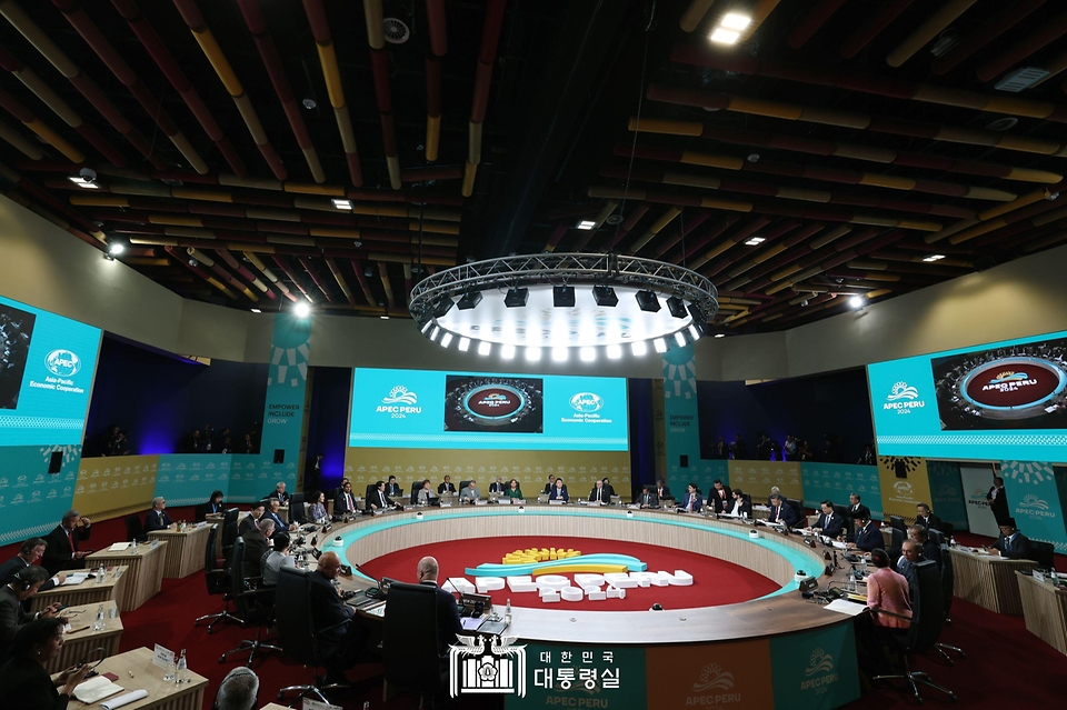 11월 16일 윤석열 대통령은 APEC 세션 2 리트리트에 참석했습니다.