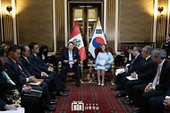 11월 16일 윤석열 대통령은 디나 볼루아르테 페루 대통령과 소인수회담 및 훈장교환식을 가졌습니다.