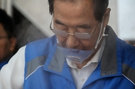 한덕수 국무총리가 방기선 국무조정실장을 비롯한 총리실 직원들과 함께 19일 영등포구 무료급식소 ‘토마스의 집’을 찾아 배식 봉사활동을 하고 있다.
