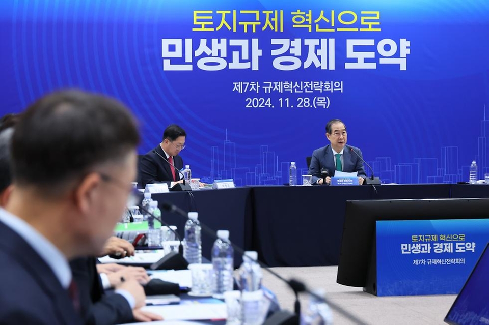한덕수 국무총리가 28일 대전 유성구 한국전자통신연구원에서 열린 제7차 규제혁신전략회의에서 발언을 하고 있다.