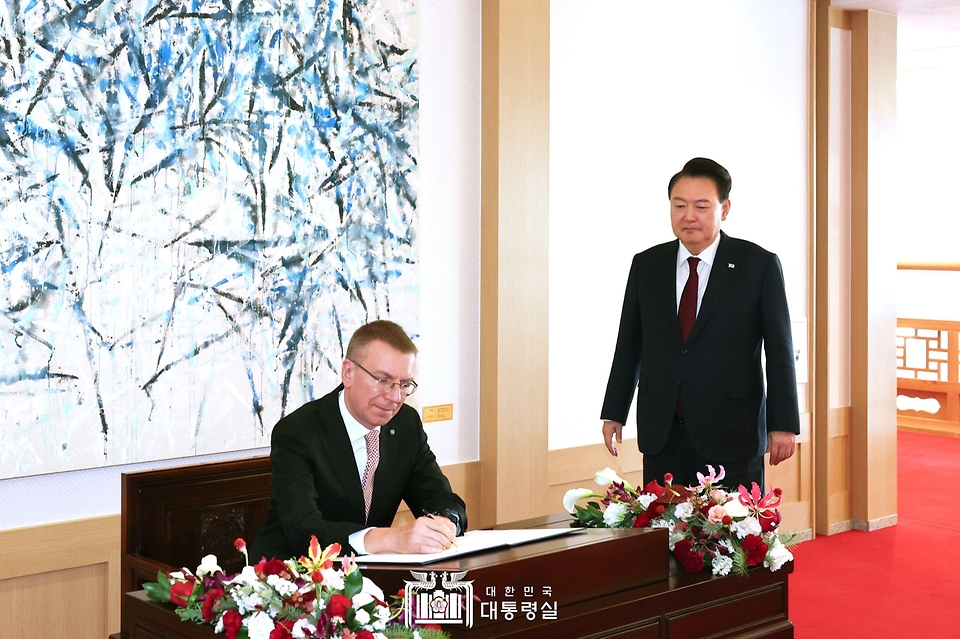 11월 28일 윤석열 대통령은 한국을 실무 방문 중인 ‘에드가르스 린케비치스(Edgars Rinkevies)’ 라트비아 대통령과 정상회담을 갖고, 양국 간 협력 증진 방안과 지역 및 국제정세에 대해 폭넓게 의견을 교환했습니다.