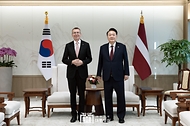 11월 28일 윤석열 대통령은 한국을 실무 방문 중인 ‘에드가르스 린케비치스(Edgars Rinkevies)’ 라트비아 대통령과 정상회담을 갖고, 양국 간 협력 증진 방안과 지역 및 국제정세에 대해 폭넓게 의견을 교환했습니다.