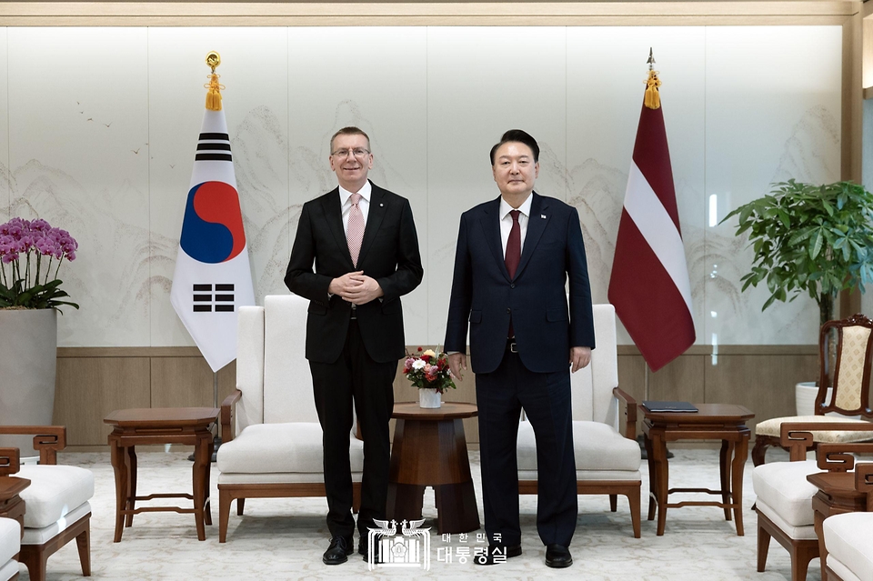 11월 28일 윤석열 대통령은 한국을 실무 방문 중인 ‘에드가르스 린케비치스(Edgars Rinkevies)’ 라트비아 대통령과 정상회담을 갖고, 양국 간 협력 증진 방안과 지역 및 국제정세에 대해 폭넓게 의견을 교환했습니다.