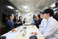 한덕수 국무총리가 29일 전남 여수시 신월동 선착장에서 전남 511호 병원선에 올라 진료 부서를 돌며 근무자들을 격려하고 있다.