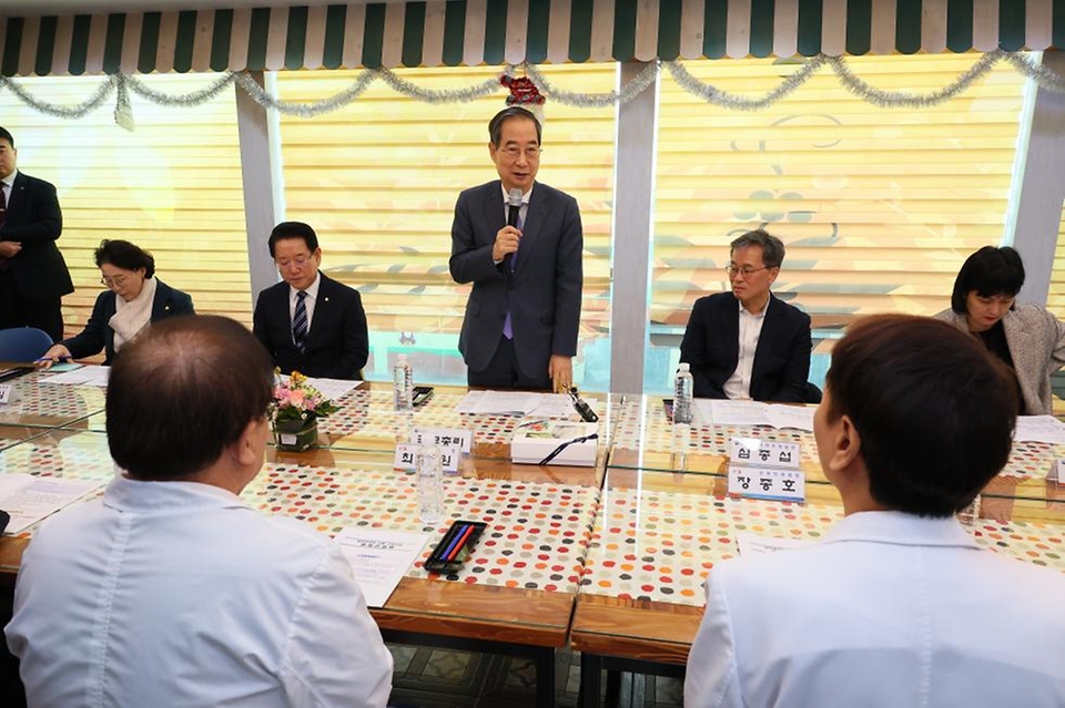 한덕수 국무총리가 29일 분만취약지 지원 의료기관 점검을 위해 전남 광양시 광양미래여성의원을 방문, 현장 의료진과 간담회를 주재하고, 원내를 점검하고 있다.