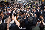 12월 2일 윤석열 대통령은 공주산성시장을 방문해 시장 상인 및 지역 소상공인을 격려했습니다.