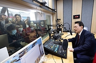 12월 2일 윤석열 대통령은 공주산성시장을 방문해 시장 상인 및 지역 소상공인을 격려했습니다.
