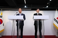 한덕수 국무총리가 8일 여의도 국민의힘당사에서 국민의힘 한동훈 대표와 함께 국정 수습 방안을 담은 공동 담화문을 발표하고 있다.