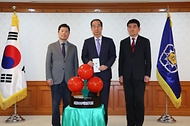 한덕수 국무총리가 9일 세종대로 정부서울청사에서 열린 사랑의 열매 전달식에서 사회복지공동모금회 모금함에 성금을 기부를 하고 있다.