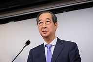 한덕수 국무총리가 8일 여의도 국민의힘당사에서 국민의힘 한동훈 대표와 함께 국정 수습 방안을 담은 공동 담화문을 발표하고 있다.