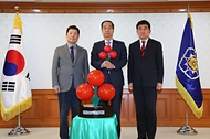 한덕수 국무총리가 9일 세종대로 정부서울청사에서 열린 사랑의 열매 전달식에서 사회복지공동모금회 모금함에 성금을 기부를 하고 있다.