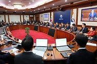 한덕수 국무총리가 10일 세종대로 정부서울청사에서 열린 국무회의를 주재, 모두발언을 하고 있다.