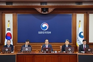 한덕수 국무총리가 10일 세종대로 정부서울청사에서 열린 국무회의를 주재, 모두발언을 하고 있다.