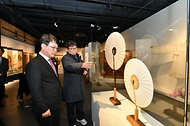 국가유산청(청장 최응천)은 12일부터 20일까지 국가무형유산전수교육관 전시관 ‘결·올’(서울 강남구)에서 (사)국가무형유산기능협회(이사장 이재순)와 공동으로 ‘제49회 대한민국전승공예대전’을 개최하고, 수상작 151점을 전시한다. 전시 시작 하루 전인 11일 국가무형유산전수교육관 민속극장 풍류에서 개막식과 시상식이 개최되었다.