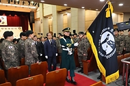 한덕수 국무총리가 12일 동작구 서울현충원 현충관에서 열린 2024년 6·25 전사자 발굴유해 합동 봉안식에서 헌화 및 영현봉송을 따르고 있다.