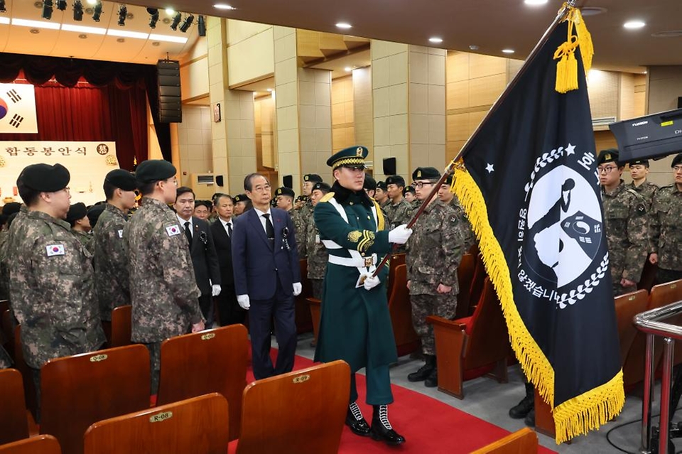 한덕수 국무총리가 12일 동작구 서울현충원 현충관에서 열린 2024년 6·25 전사자 발굴유해 합동 봉안식에서 헌화 및 영현봉송을 따르고 있다.