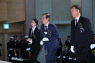 한덕수 국무총리가 12일 동작구 서울현충원 현충관에서 열린 2024년 6·25 전사자 발굴유해 합동 봉안식에서 헌화 및 영현봉송을 따르고 있다.