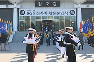 한덕수 국무총리가 12일 동작구 서울현충원 현충관에서 열린 2024년 6·25 전사자 발굴유해 합동 봉안식에서 헌화 및 영현봉송을 따르고 있다.