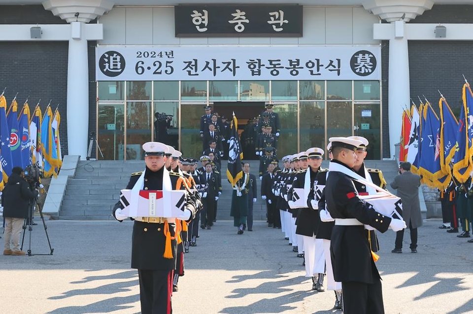 한덕수 국무총리가 12일 동작구 서울현충원 현충관에서 열린 2024년 6·25 전사자 발굴유해 합동 봉안식에서 헌화 및 영현봉송을 따르고 있다.