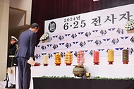 한덕수 국무총리가 12일 동작구 서울현충원 현충관에서 열린 2024년 6·25 전사자 발굴유해 합동 봉안식에서 헌화 및 영현봉송을 따르고 있다.