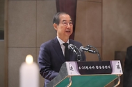 한덕수 국무총리가 12일 동작구 서울현충원 현충관에서 열린 2024년 6·25 전사자 발굴유해 합동 봉안식에서 헌화 및 영현봉송을 따르고 있다.