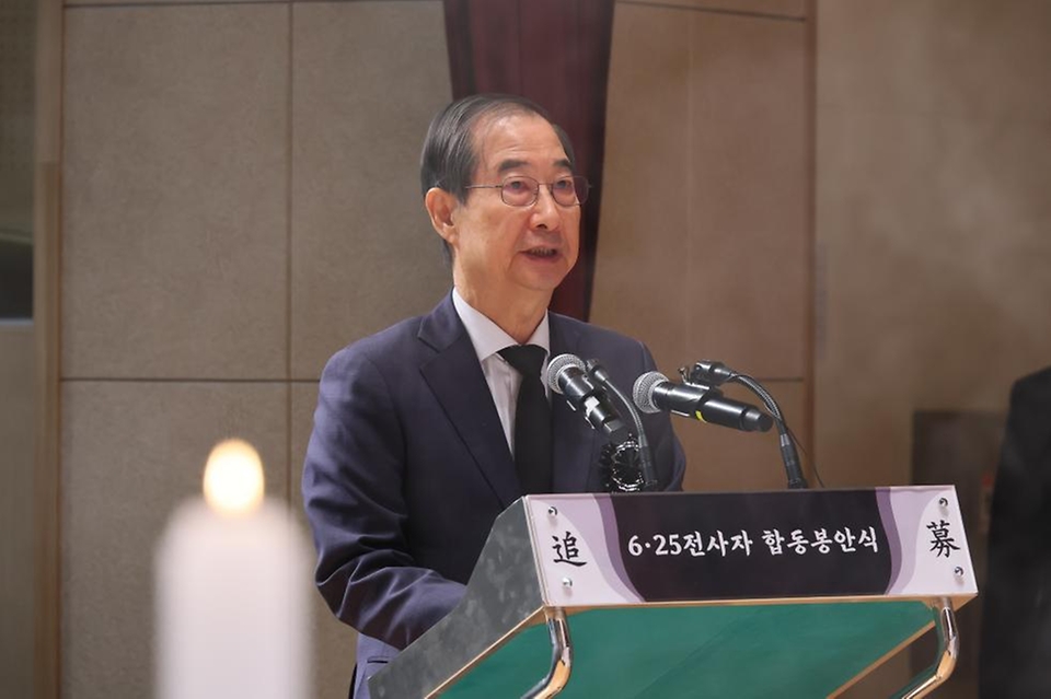 한덕수 국무총리가 12일 동작구 서울현충원 현충관에서 열린 2024년 6·25 전사자 발굴유해 합동 봉안식에서 헌화 및 영현봉송을 따르고 있다.