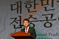 국가유산청(청장 최응천)은 12일부터 20일까지 국가무형유산전수교육관 전시관 ‘결·올’(서울 강남구)에서 (사)국가무형유산기능협회(이사장 이재순)와 공동으로 ‘제49회 대한민국전승공예대전’을 개최하고, 수상작 151점을 전시한다. 전시 시작 하루 전인 11일 국가무형유산전수교육관 민속극장 풍류에서 개막식과 시상식이 개최되었다.
