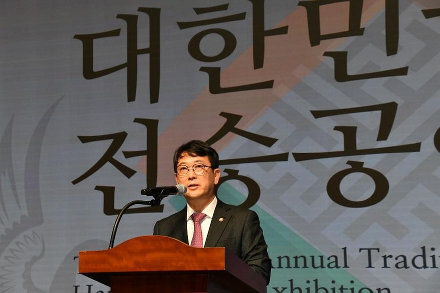 국가유산청(청장 최응천)은 12일부터 20일까지 국가무형유산전수교육관 전시관 ‘결·올’(서울 강남구)에서 (사)국가무형유산기능협회(이사장 이재순)와 공동으로 ‘제49회 대한민국전승공예대전’을 개최하고, 수상작 151점을 전시한다. 전시 시작 하루 전인 11일 국가무형유산전수교육관 민속극장 풍류에서 개막식과 시상식이 개최되었다.