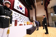 한덕수 국무총리가 12일 동작구 서울현충원 현충관에서 열린 2024년 6·25 전사자 발굴유해 합동 봉안식에서 헌화 및 영현봉송을 따르고 있다.