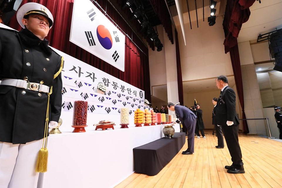 한덕수 국무총리가 12일 동작구 서울현충원 현충관에서 열린 2024년 6·25 전사자 발굴유해 합동 봉안식에서 헌화 및 영현봉송을 따르고 있다.