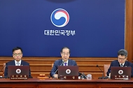 한덕수 대통령 권한대행 국무총리가 17일 세종대로 정부서울청사에서 열린 국무회의를 주재, 모두발언을 하고 있다.