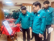 오병권 행정안전부 자연재난실장이 17일 오후 충남 아산시 배방읍 한파쉼터를 방문해 겨울철 대설 대비 한파취약계층 보호대책 현황 청취 및 방한 용품 등을 점검하고 있다.