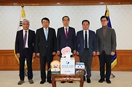 한덕수 대통령 권한대행 국무총리가 18일 세종대로 정부서울청사에서 크리스마스 씰 액자를 들고 신민석 대한결핵협회 회장과 기념 촬영을 하고 있다.