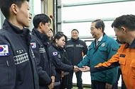 한덕수 대통령 권한대행 국무총리가 24일 서울 중부소방서를 방문, 연말연시 재난대응체계 등을 점검한 뒤 근무자들을 격려하고 있다.
