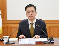최상목 대통령 권한대행 부총리 겸 기획재정부 장관이 12월 27일 오후 서울 종로구 정부서울청사에서 열린 ‘국가안전보장회의(NSC)’를 주재, 모두발언을 하고 있다.