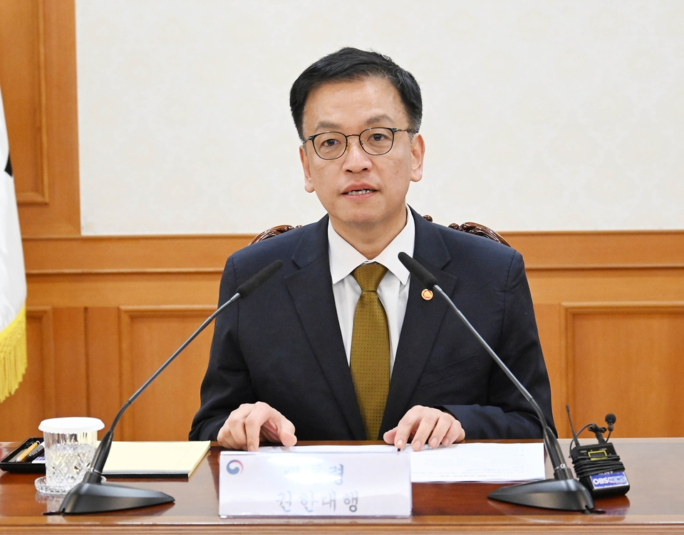 최상목 대통령 권한대행 부총리 겸 기획재정부 장관이 12월 27일 오후 서울 종로구 정부서울청사에서 열린 ‘국가안전보장회의(NSC)’를 주재, 모두발언을 하고 있다.