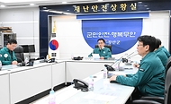 최상목 대통령 권한대행 부총리 겸 기획재정부 장관이 12월 29일 전남 무안군청 재난안전상황실에서 ‘무안 항공기 사고 중앙재난안전대책본부 화상회의’를 주재, 모두발언을 하고 있다.