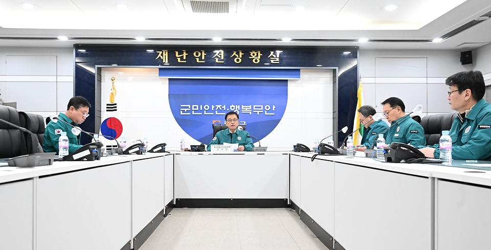 최상목 대통령 권한대행 부총리 겸 기획재정부 장관이 12월 29일 전남 무안군청 재난안전상황실에서 ‘무안 항공기 사고 중앙재난안전대책본부 화상회의’를 주재, 모두발언을 하고 있다.