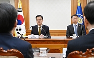 최상목 대통령 권한대행 부총리 겸 기획재정부 장관이 12월 27일 오후 서울 종로구 정부서울청사에서 열린 ‘국가안전보장회의(NSC)’를 주재, 모두발언을 하고 있다.