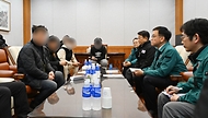 최상목 대통령 권한대행 부총리 겸 기획재정부 장관이 12월 30일 오후 전남 무안공항에서 제주항공 여객기 사고 희생자 대표들과 면담을 하고 있다.