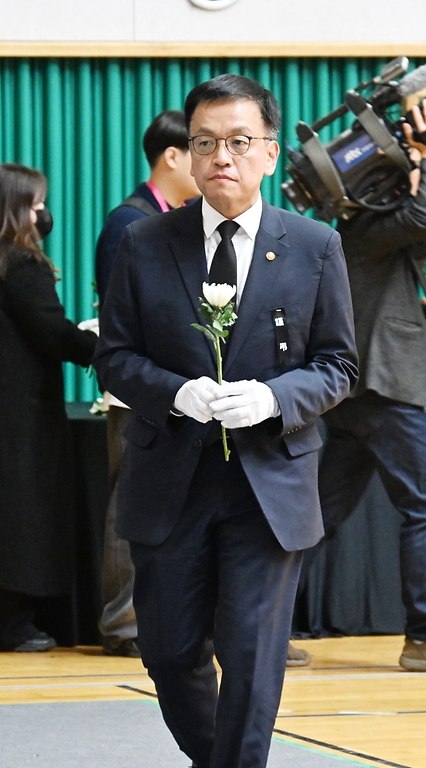 최상목 대통령 권한대행 부총리 겸 기획재정부 장관이 12월 30일 오후 전남 무안스포츠파크에 마련된 제주항공 여객기 사고 희생자 합동분향소를 방문해 조문하고 있다.