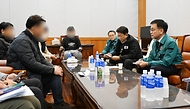 최상목 대통령 권한대행 부총리 겸 기획재정부 장관이 12월 30일 오후 전남 무안공항에서 제주항공 여객기 사고 희생자 대표들과 면담을 하고 있다.