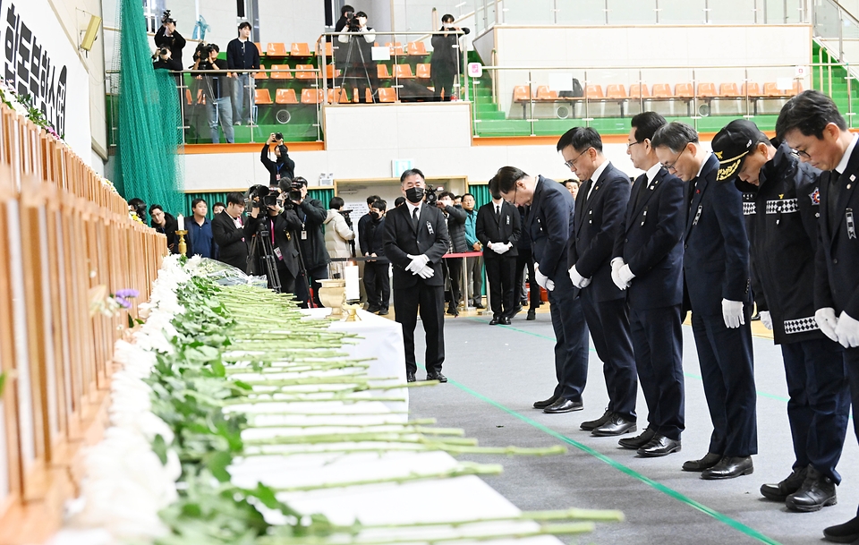 최상목 대통령 권한대행 부총리 겸 기획재정부 장관이 12월 30일 오후 전남 무안스포츠파크에 마련된 제주항공 여객기 사고 희생자 합동분향소를 방문해 조문하고 있다.