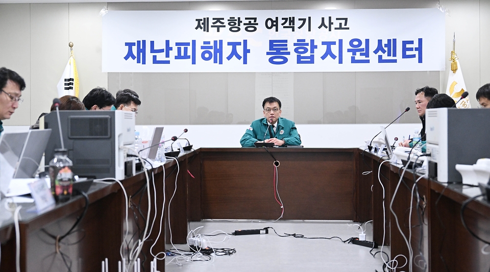 최상목 대통령 권한대행 부총리 겸 기획재정부 장관이 12월 30일 오후 전남 무안공항에 설치된 제주항공 여객기 사고 통합지원센터를 방문해 격려와 함께 적극적 지원을 당부하고 있다.