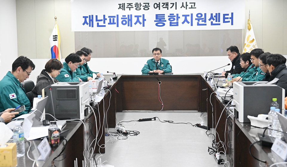 최상목 대통령 권한대행 부총리 겸 기획재정부 장관이 12월 30일 오후 전남 무안공항에 설치된 제주항공 여객기 사고 통합지원센터를 방문해 격려와 함께 적극적 지원을 당부하고 있다.